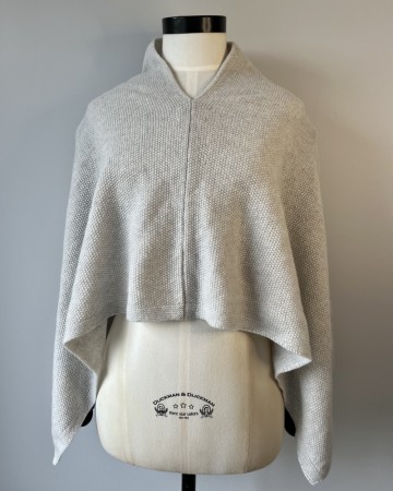 Ro poncho, 100% lamull, kitt-hvit